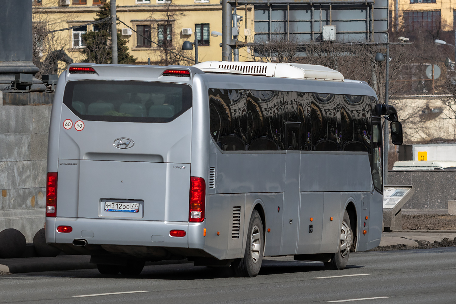 Хендай московская область. А 872 ТХ 196 Hyundai Universe Space Luxury. Автобусы России. Hyundai Universe Space Luxury сбоку. Автобус Москва.