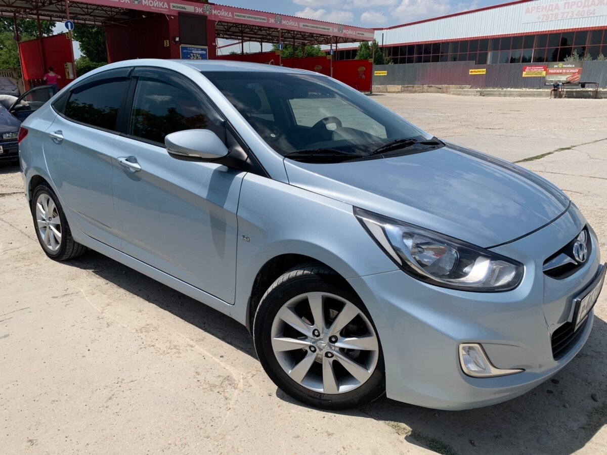 Лобовое хендай солярис 2012. Hyundai Solaris 2012 серый. Hyundai Solaris i 2012. Hyundai Solaris 2012 седан. Солярис 1 2012.