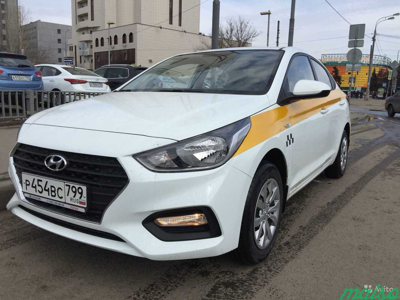 Аренда такси в нижнем новгороде. Hyundai Solaris 2018 такси. Hyundai Solaris 2017 такси. Hyundai Solaris taksi белый. Белый Хендай Солярис такси.