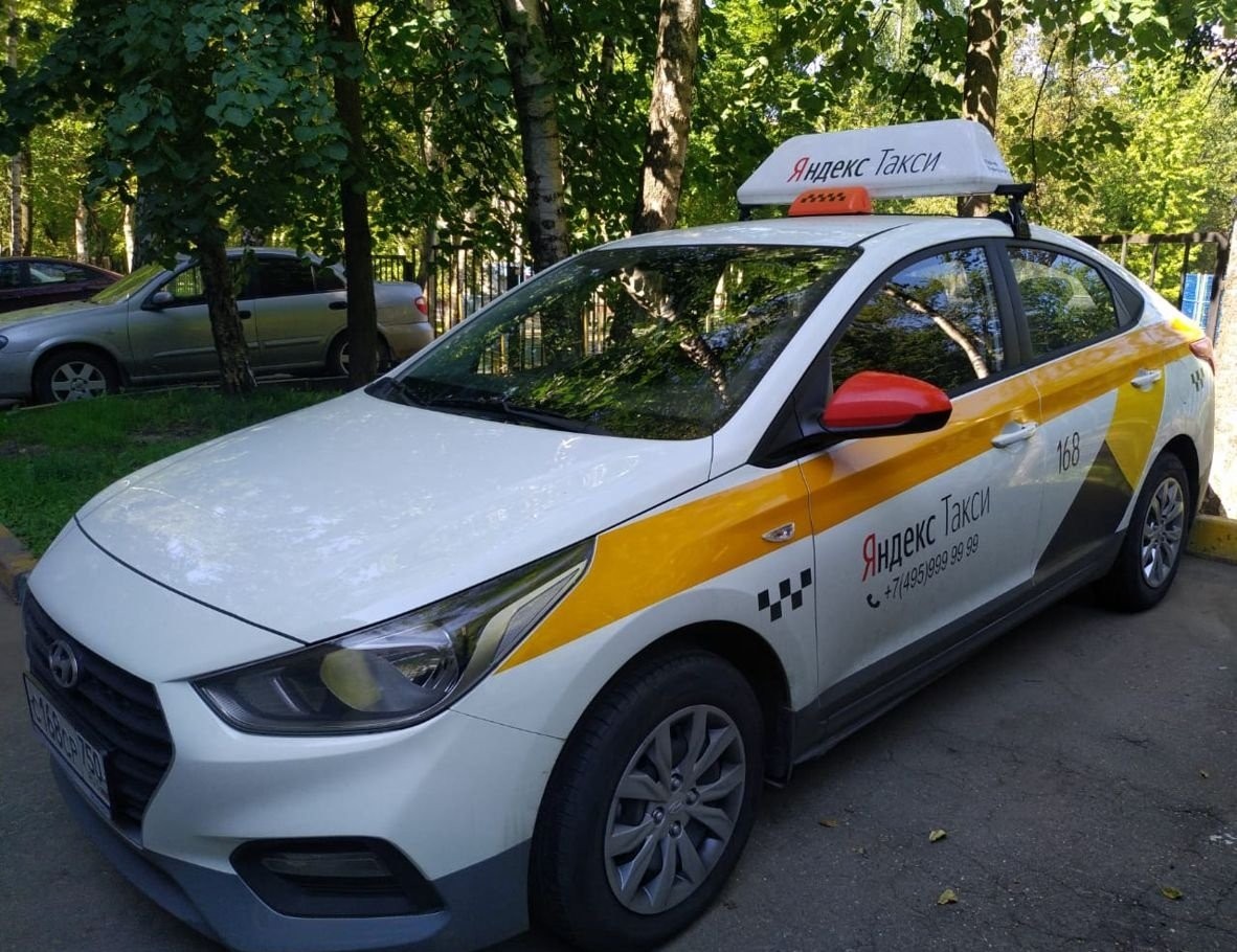 Аренда авто такси московская. Hyundai Solaris Taxi. Hyundai Solaris такси белое.