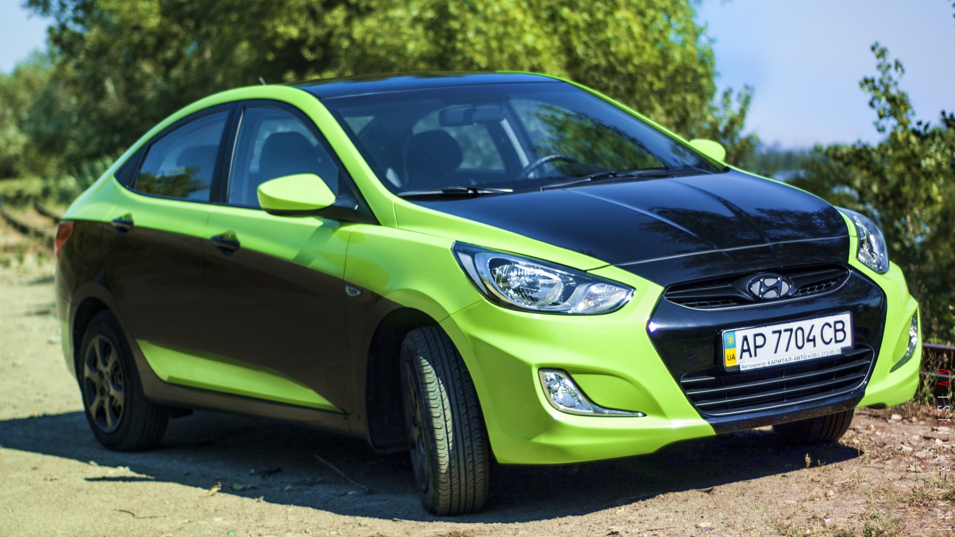 Какой солярис лучше. Hyundai Solaris. Хендай Солярис зеленый. Хендай Солярис салатовый. Hyundai Solaris хэтчбек салатовый.