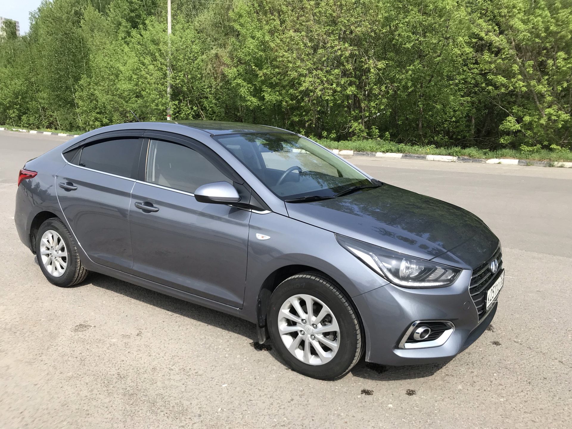 Hyundai Solaris тёмно серый