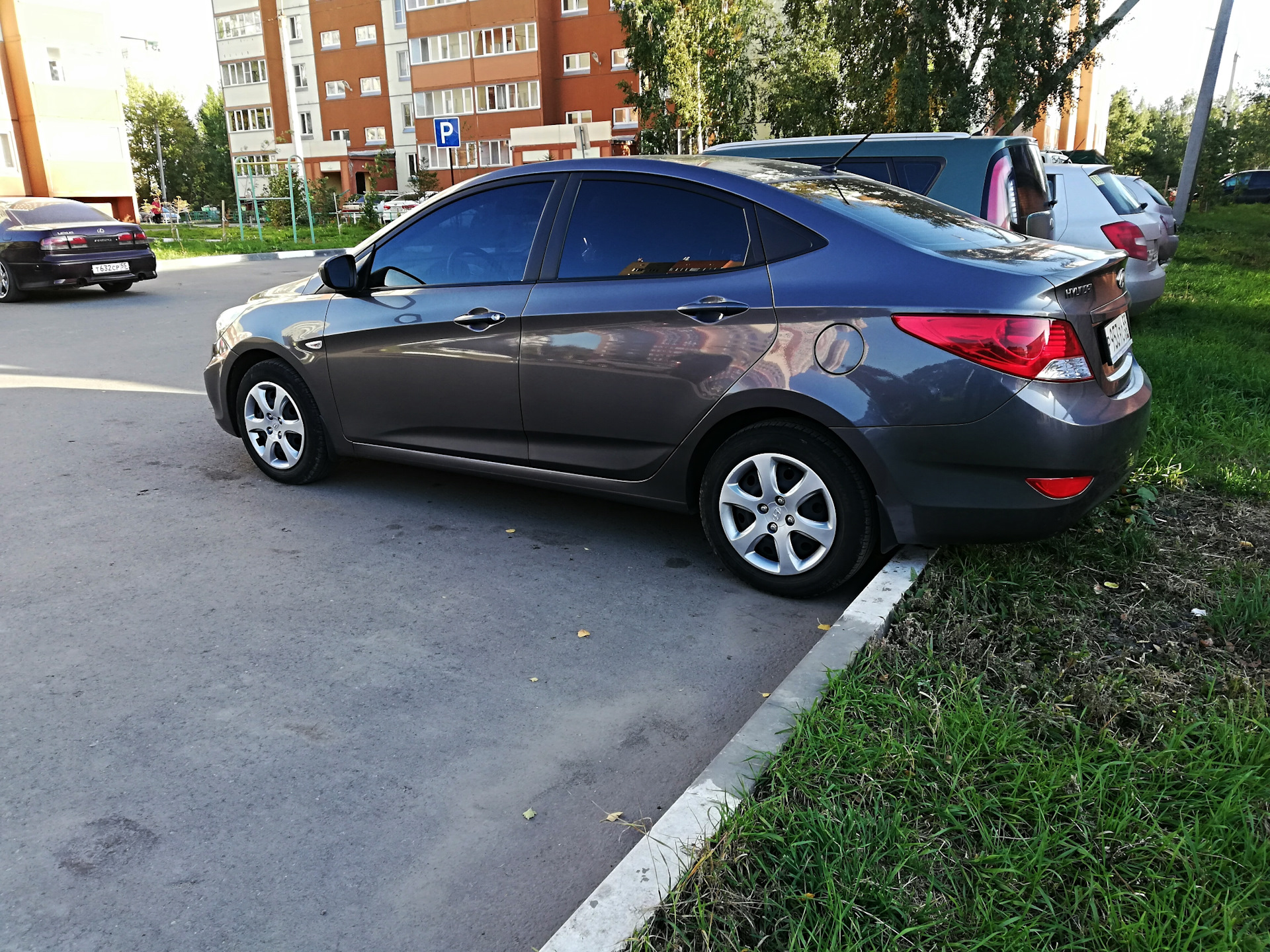 Hyundai Solaris тёмно серый