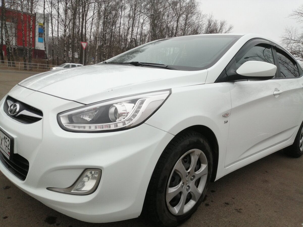 Машина Hyundai белая