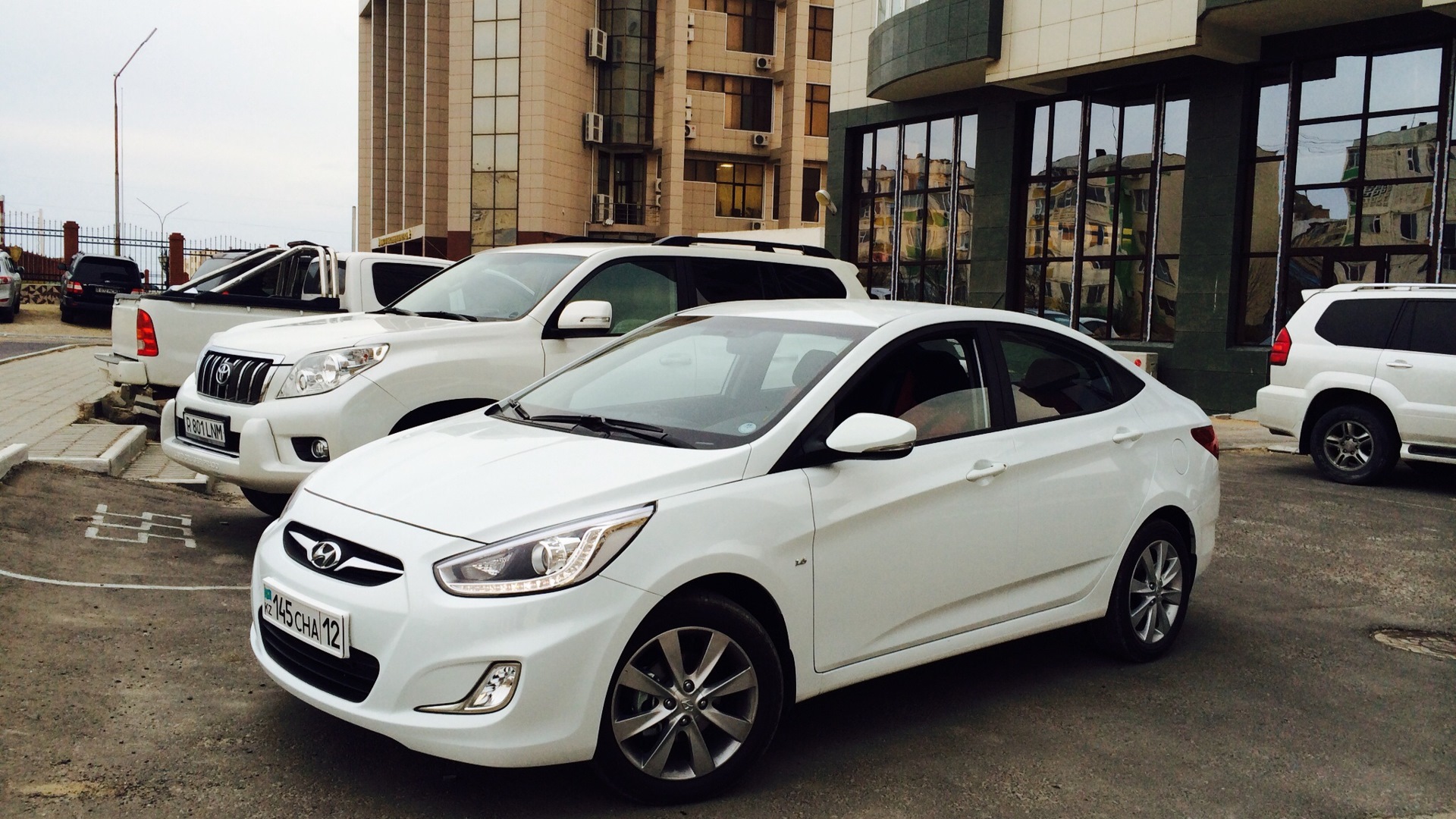 Сайт хендай казахстан. Хендай акцент 2014. Hyundai Accent White. Hyundai Accent белый. Hyundai Accent 2014 1.6 белый.