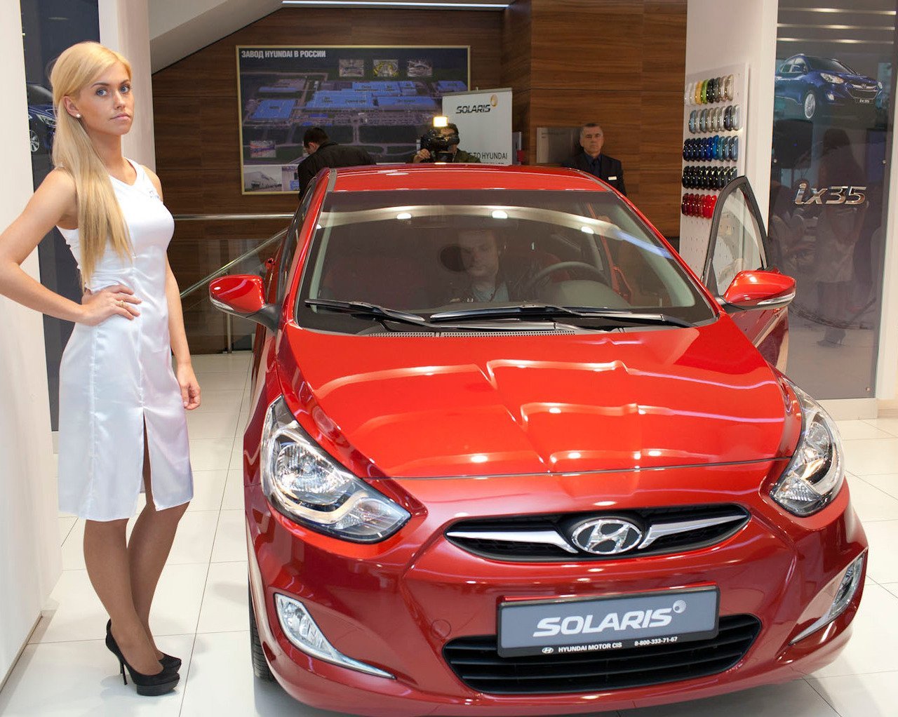 Продажа хендай в россии. Hyundai Solaris 2013. Хендай Солярис женская. Машина Hyundai Solaris кореец. Хендай Солярис в автосалоне.