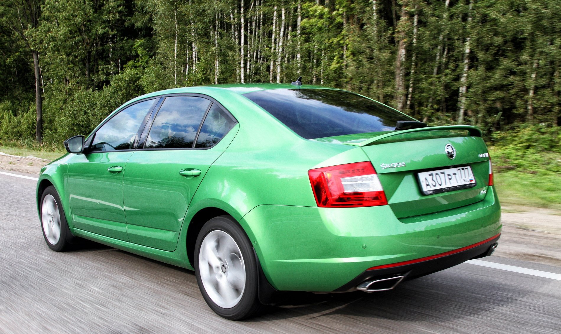 Skoda Octavia a7 RS зеленая