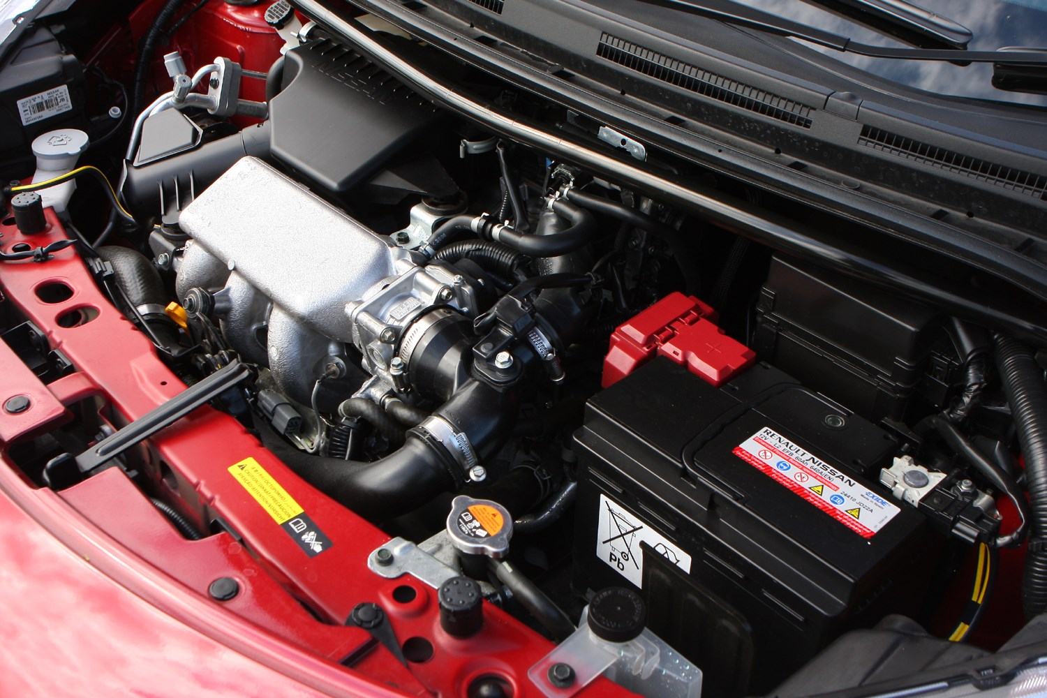 Двигатель ниссан ноут 1.2. Двигатель Ниссан ноте е12 1.2. Nissan Note 2015 1.2 под капотом. Ниссан ноут е12 ДВС. Ниссан ноут е12 двигатель.