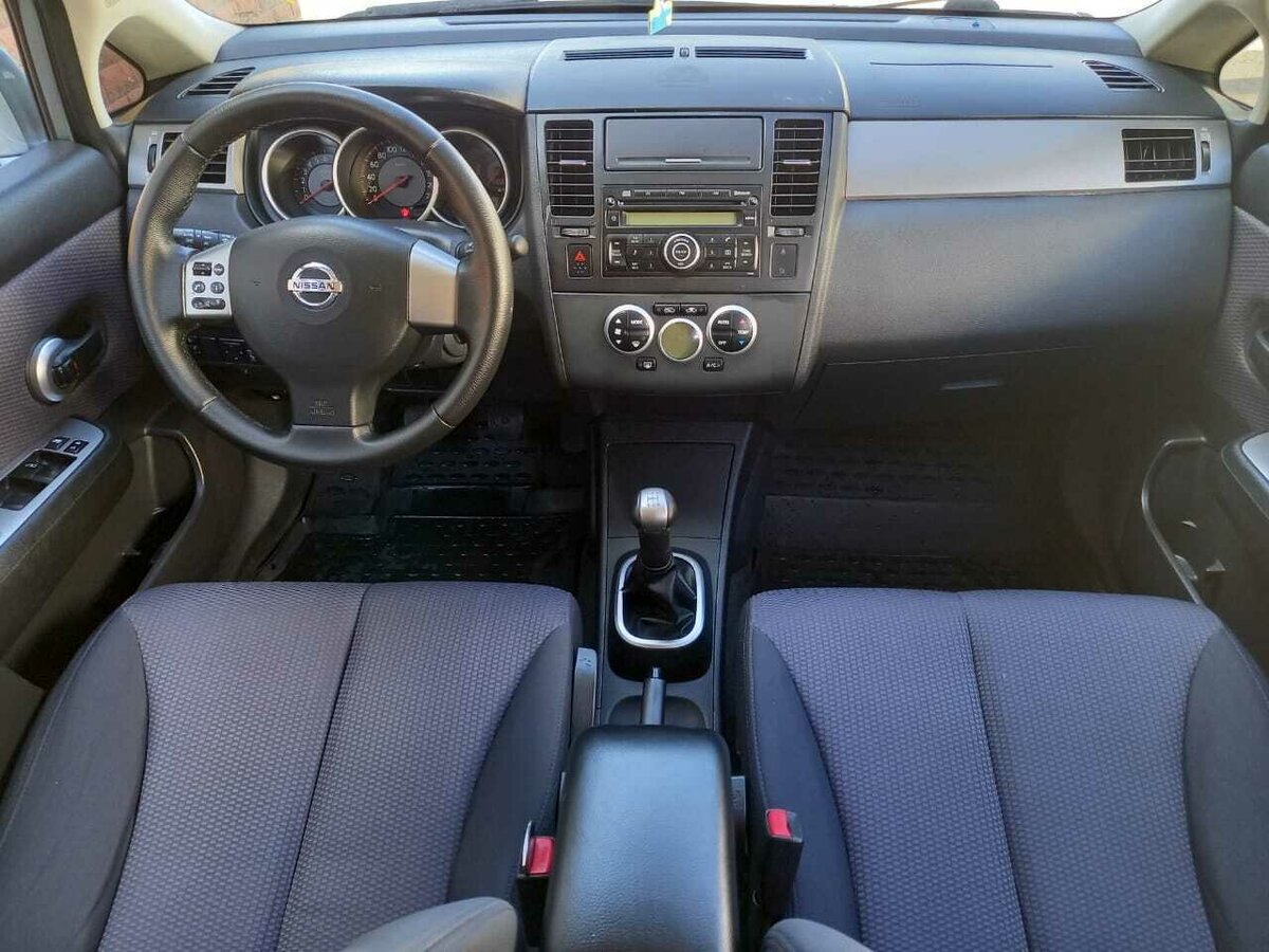 Nissan Tiida 2008 седан салон