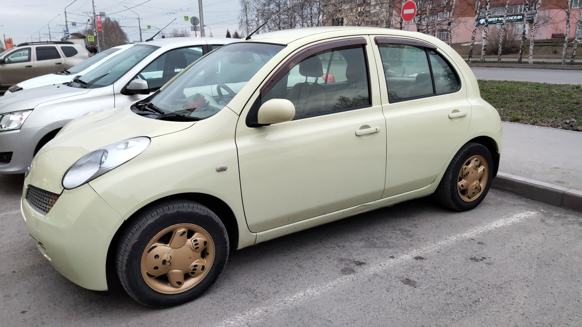 Размеры марча. Ниссан Марч 200. Nissan March желтый. Nissan March k12bodylift. Ниссан Марч желтого цвета.