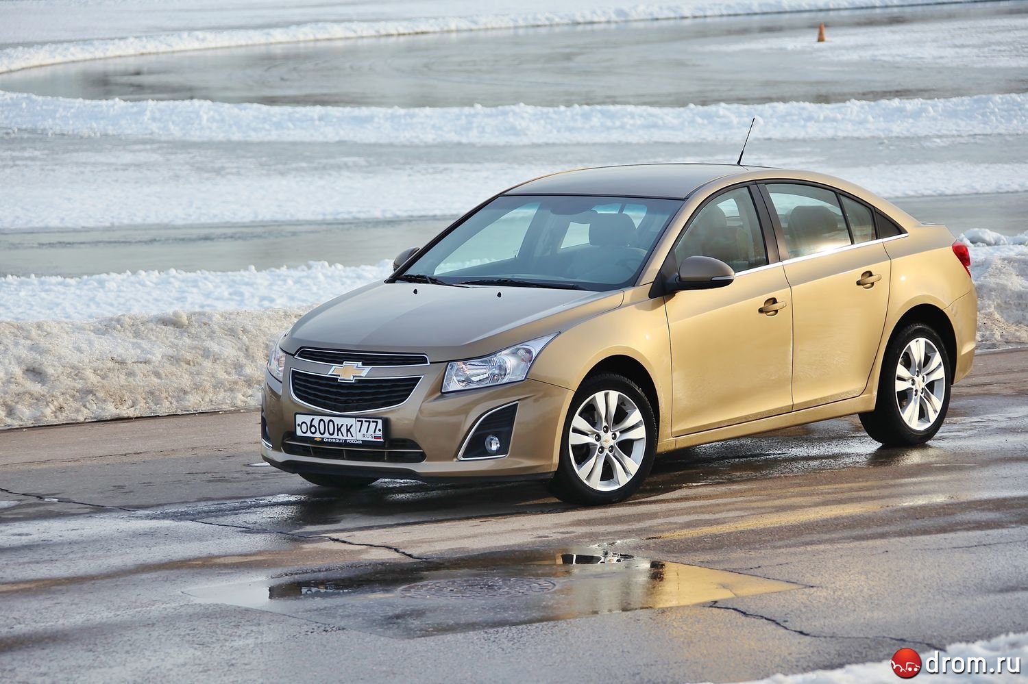 Chevrolet Cruze 2011 золотистый