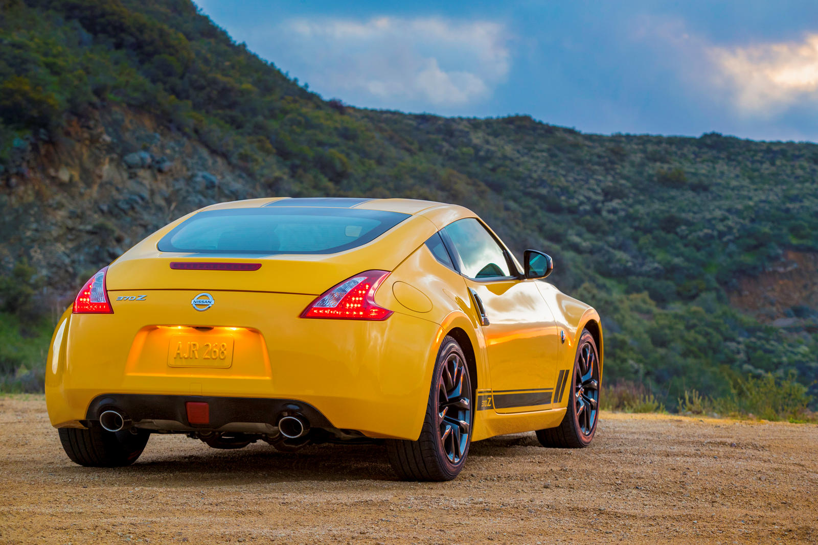 Nissan спорткар 370z