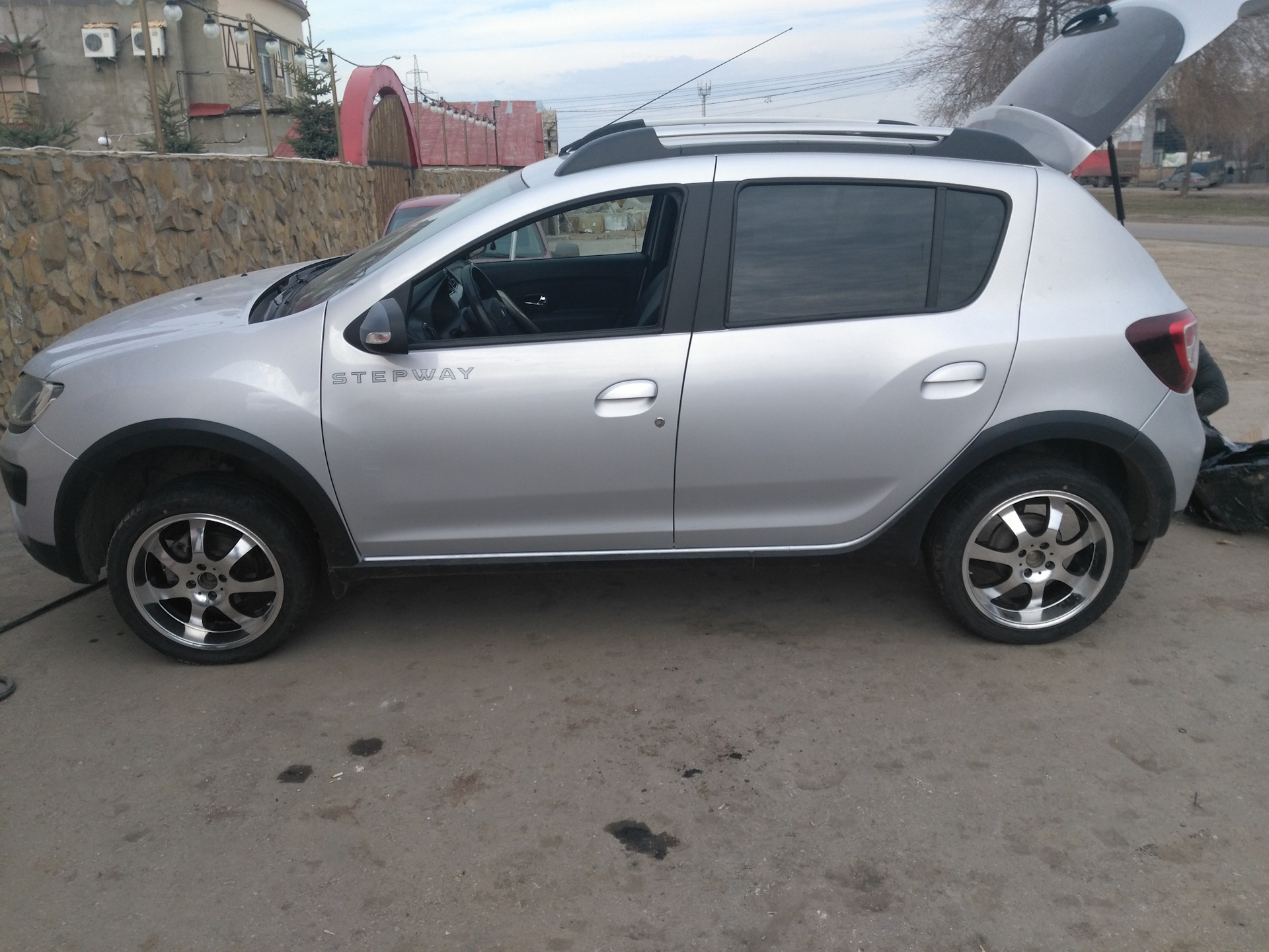 Рено r16. Renault Sandero Stepway 2 r17. Renault Sandero Stepway колеса r17. Sandero Stepway колеса r17. Колеса r18 Sandero Stepway.