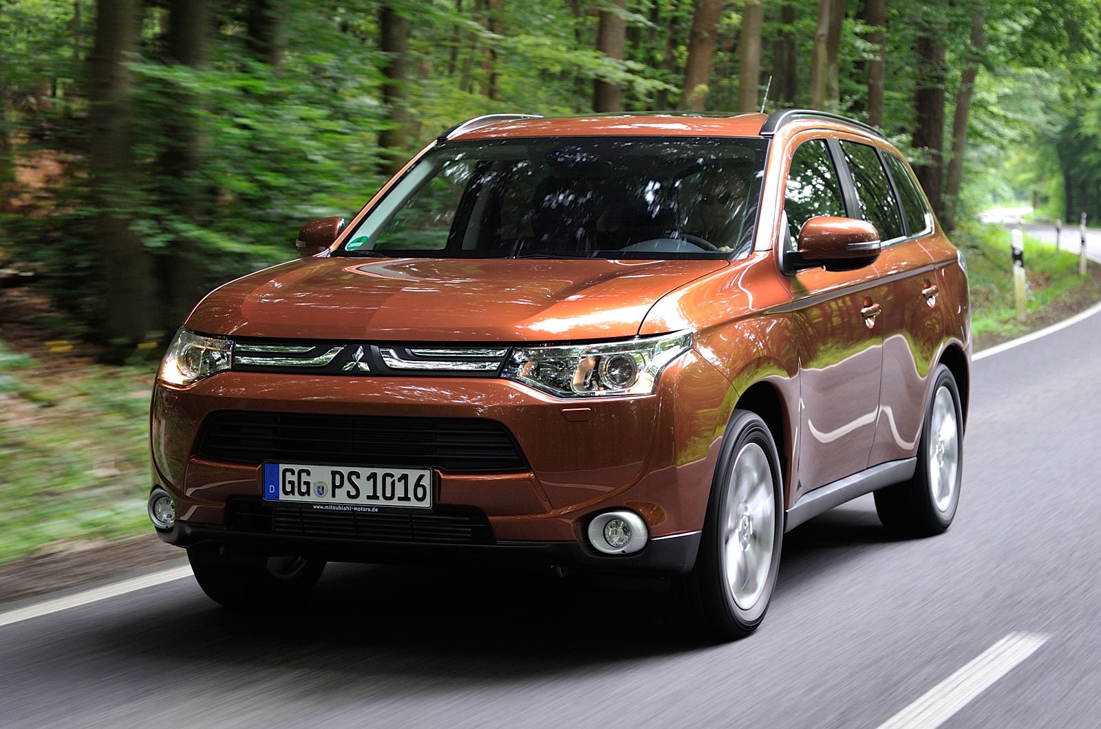 Митсубиси аутлендер 4вд. Аутлендер 4. Мицубиси Аутлендер 2.4. Mitsubishi Outlander Модельный ряд. Mitsubishi Outlander 4.