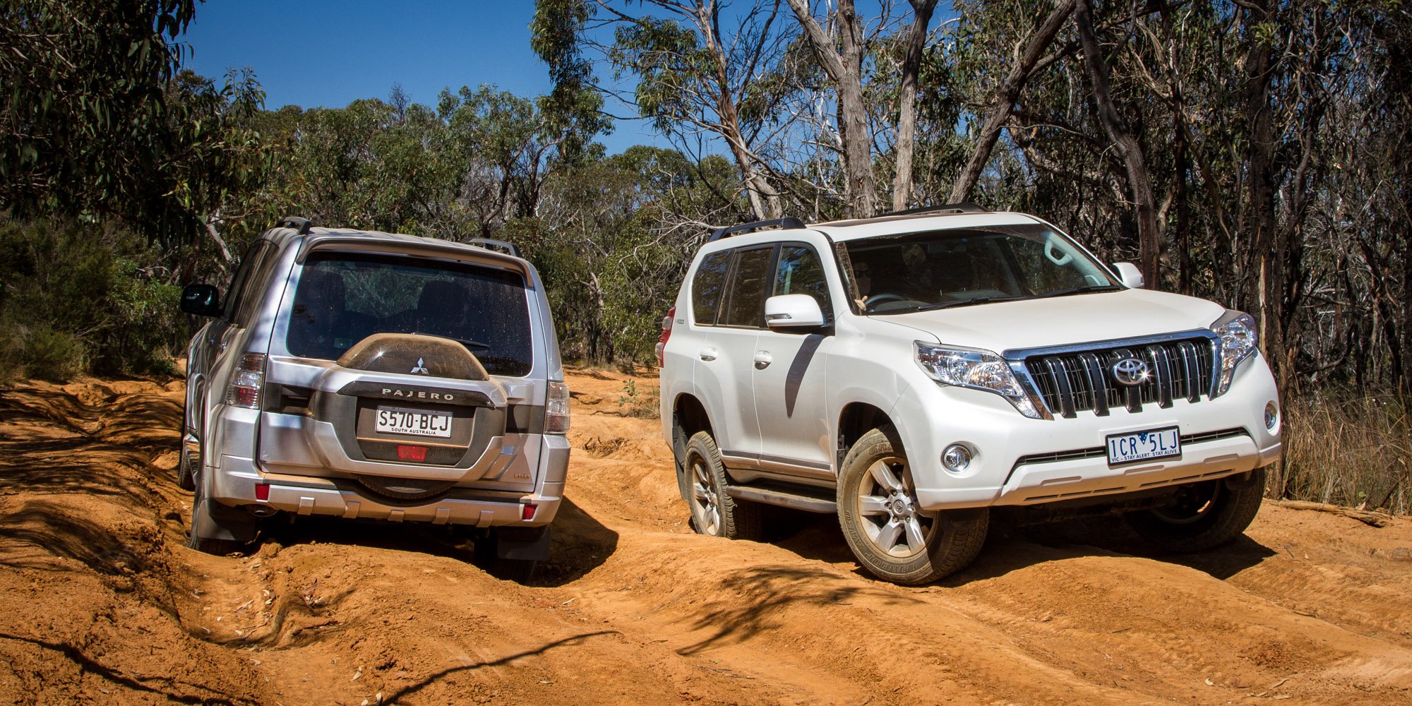 Паджеро 4 сравнение. Митсубиси Паджеро Прадо. Mitsubishi Land Cruiser Prado. Митсубиси Паджеро и Тойота Прадо. Toyota Land Cruiser vs Mitsubishi Pajero.