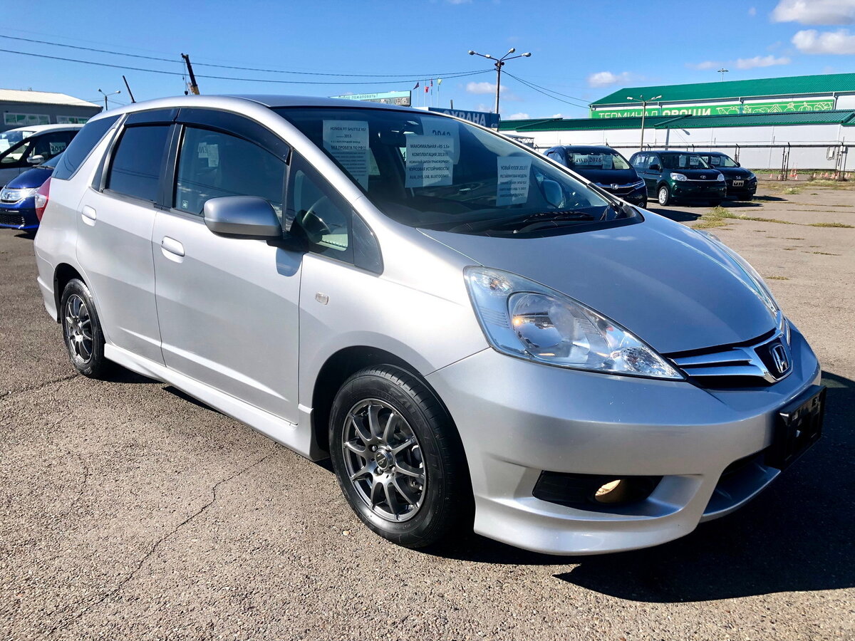 Fit shuttle hybrid. Honda Fit Shuttle 2013. Honda Fit 2013. Honda Fit 2010. Хонда фит Шатл.