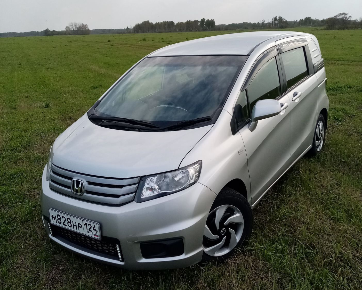 Хонда фридом фото. Honda freed 2012. Хонда Фрид Спайк 2012. Хонда Фрид гибрид 2012. Honda freed 2012 1,5.