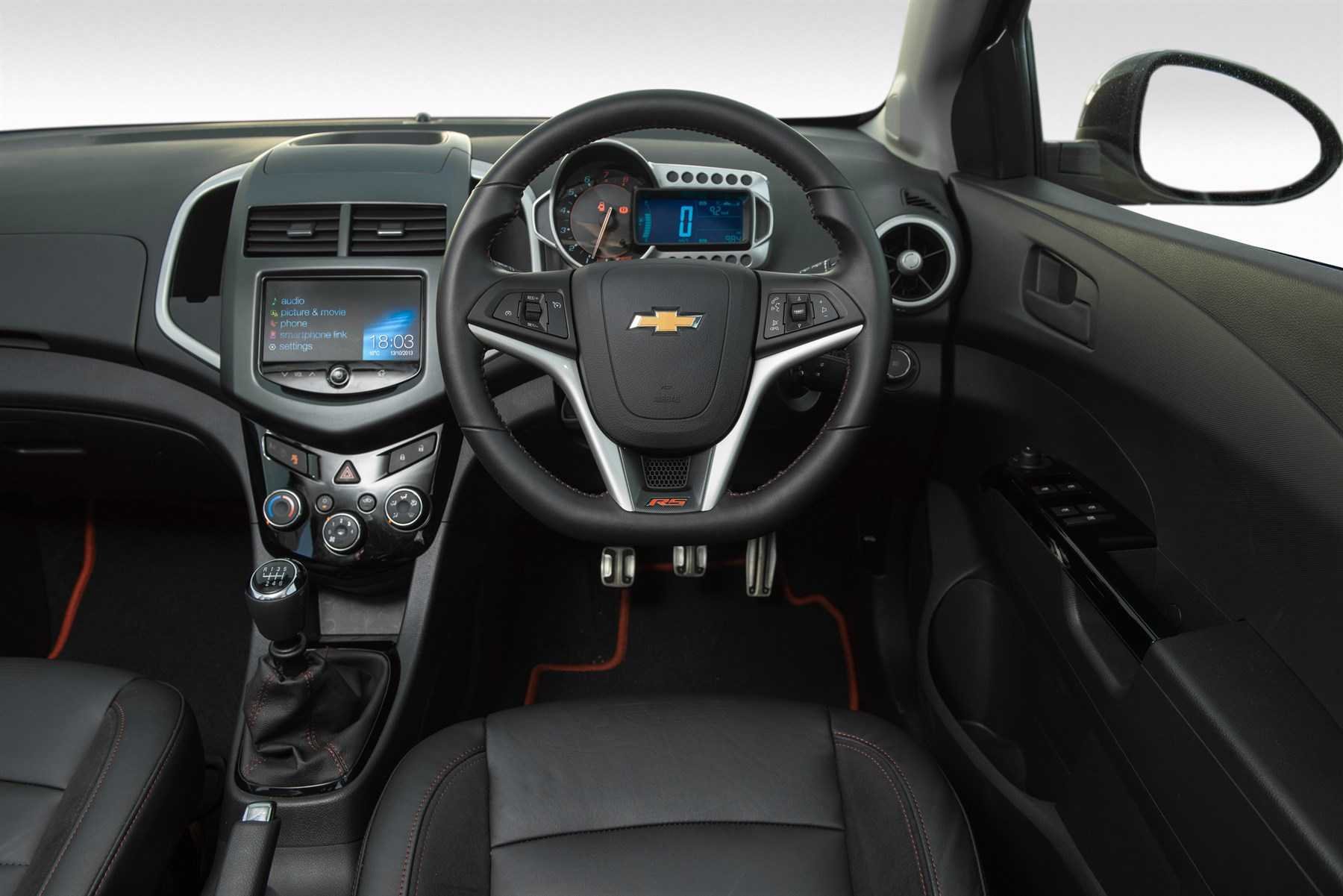 Шевроле авео салон. Chevrolet Aveo t300 LTZ комплектация. Chevrolet Aveo t300 салон. Aveo 300 салон. Chevrolet Sonic t300 салон.