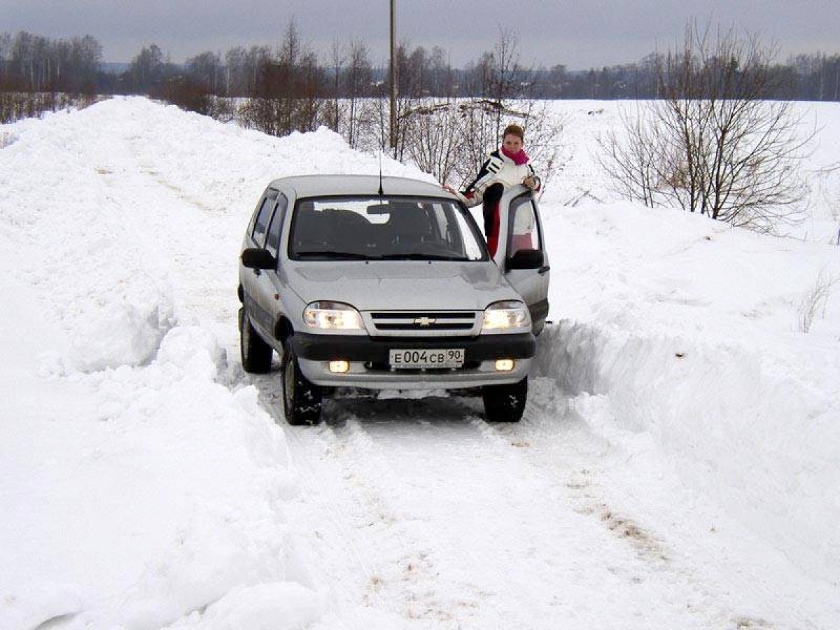 Нива шевроле зимой. Девушка Нива зимой. За рулем Нивы зима. Девушка и Нива Шевроле зимой. Девочки в Ниве зимой.