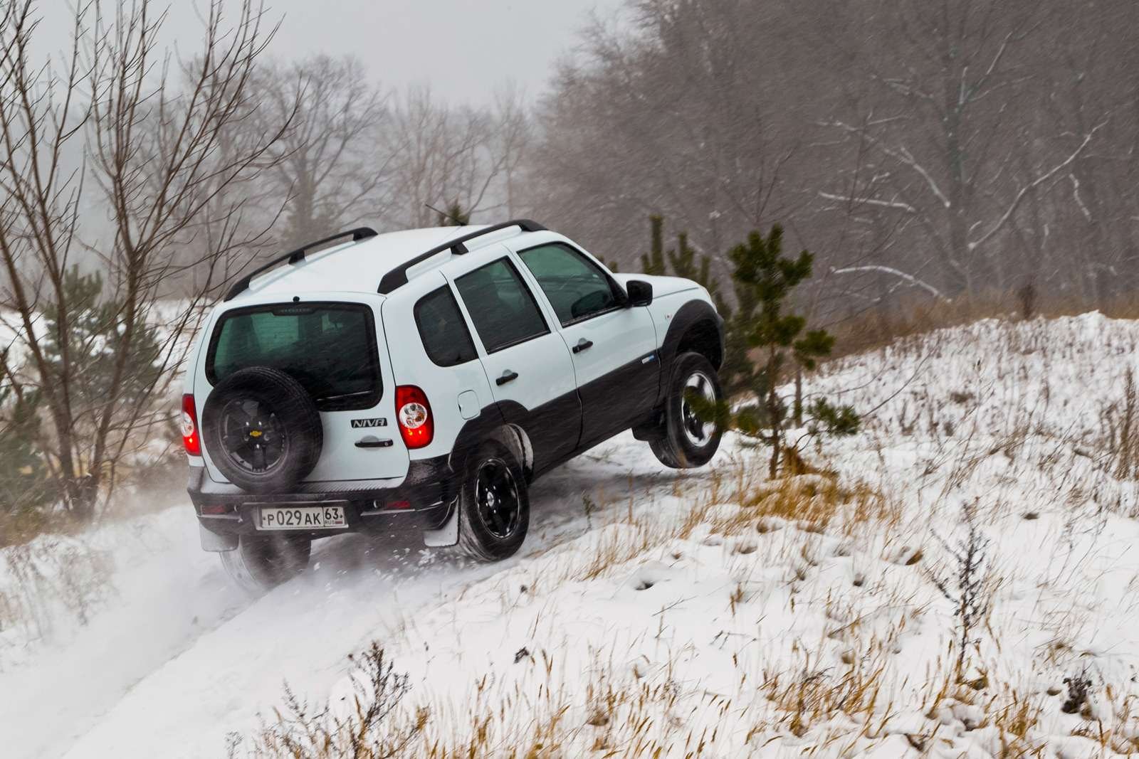 Chevrolet Niva белая Offroad