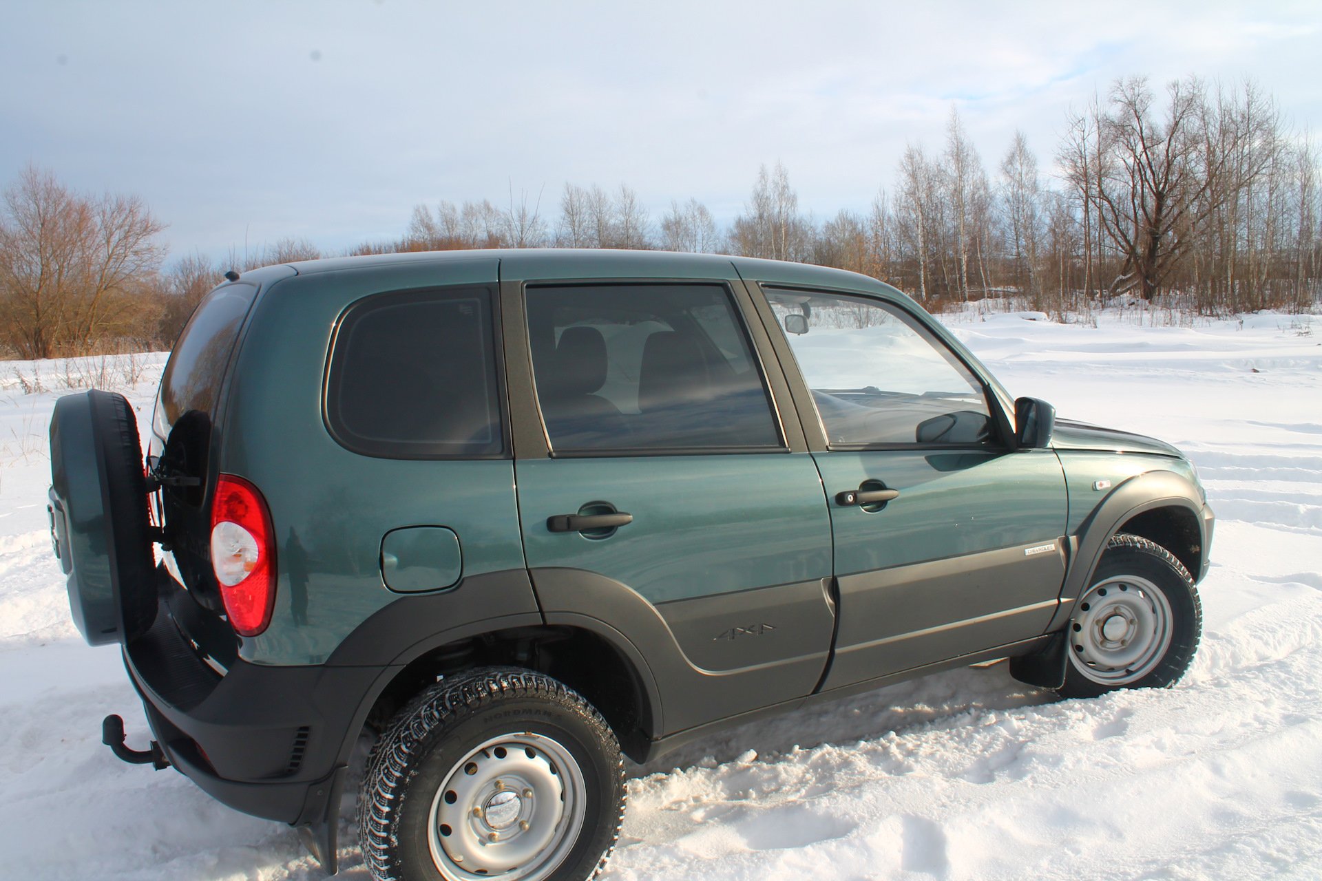 Chevrolet Niva зеленая