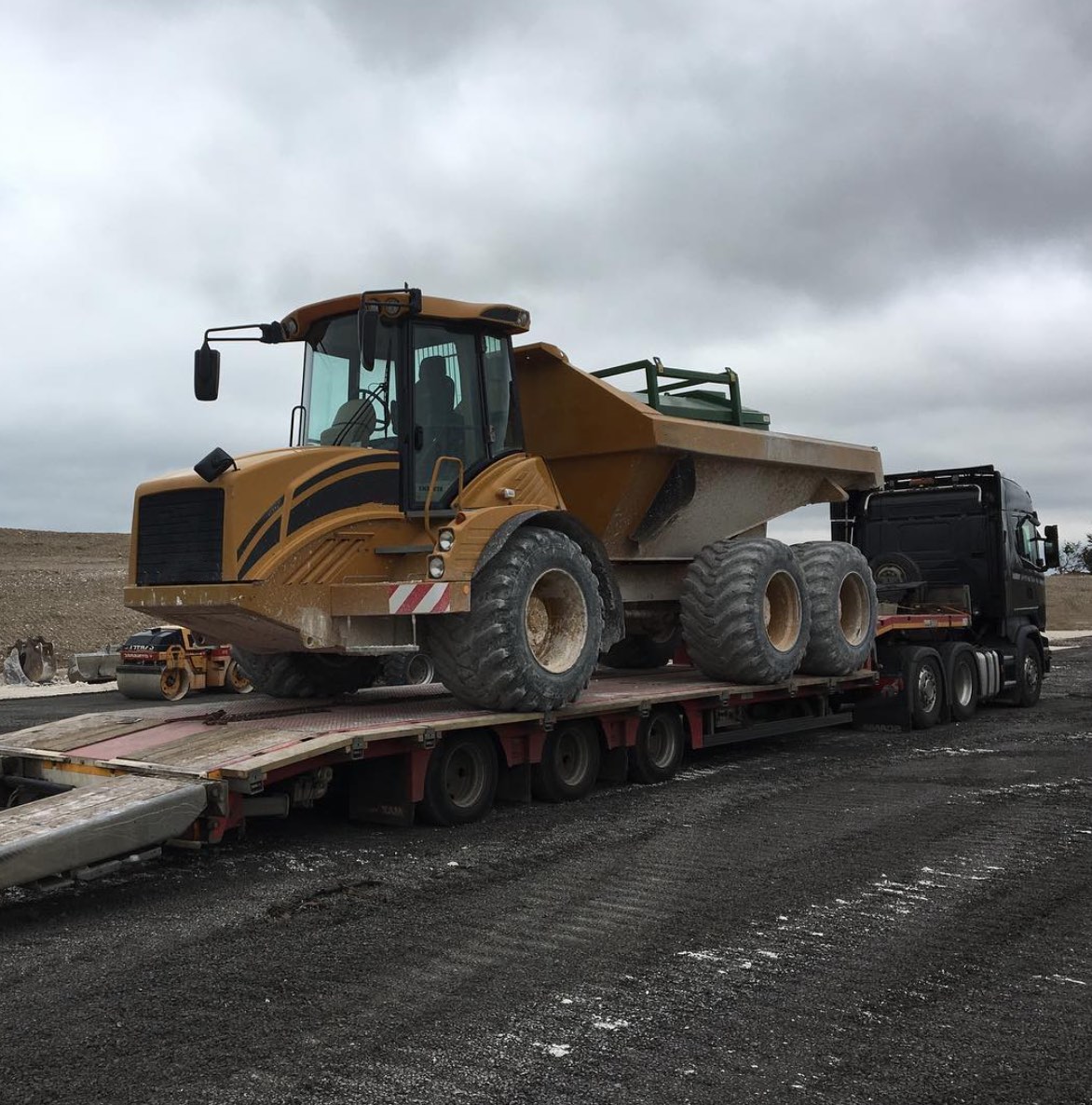 Трал для перевозки спецтехники. JCB 540 на трале. Вольво 220 экскаватор на трале. Хендай 290 на трале. Вольво с тралом и бульдозером.