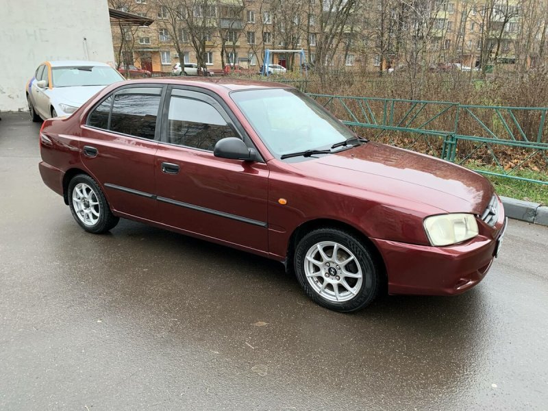 Hyundai Accent красный