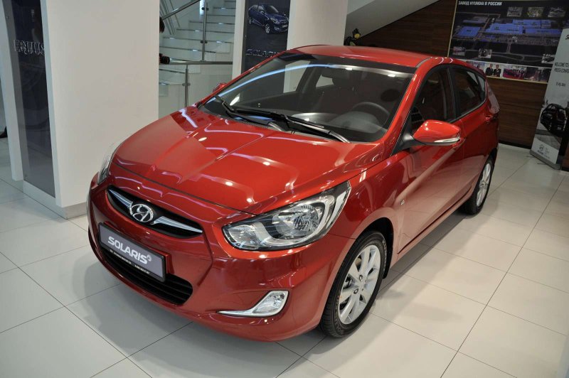 Hyundai Solaris красный