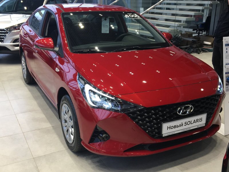 Hyundai Elantra красная