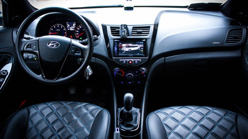 Hyundai Solaris 2012 хэтчбек салон