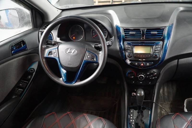Hyundai Solaris 2012 хэтчбек салон