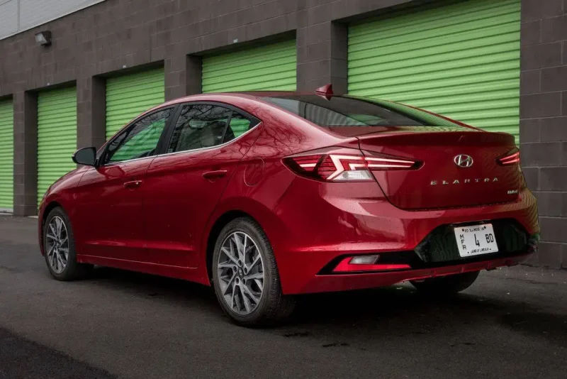 Hyundai Elantra 2019 красная