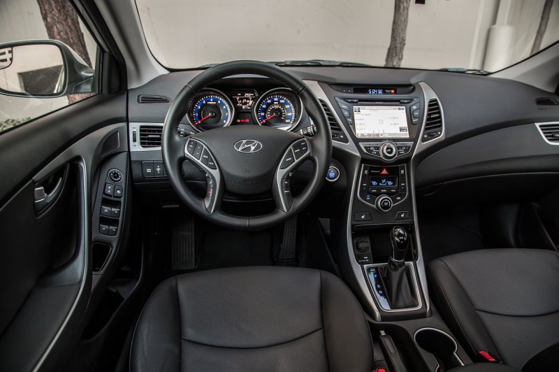 Hyundai Elantra 2017 белая салон