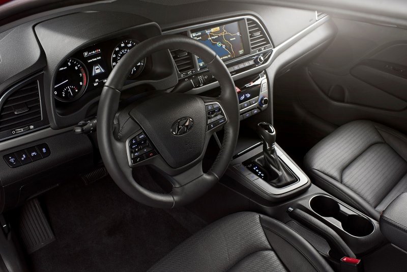 Hyundai Elantra 2022 салон механика