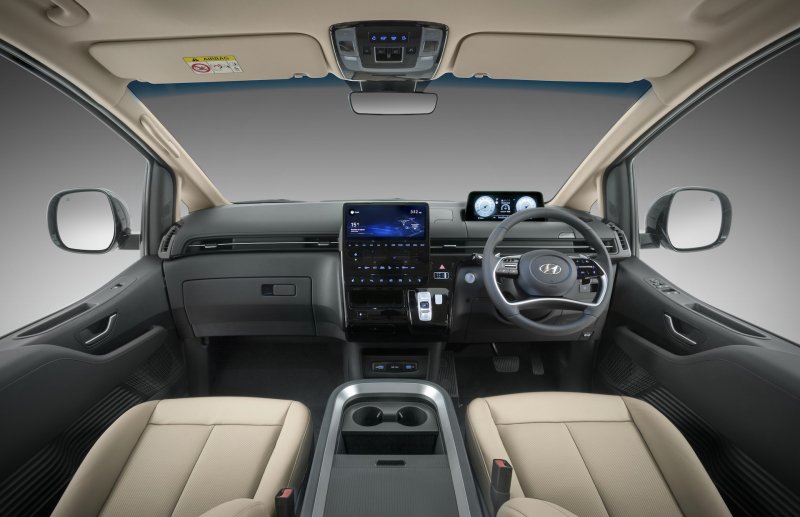 Hyundai Staria 2022 интерьер