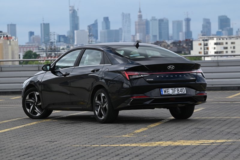 Phantom Black Hyundai Elantra 2021