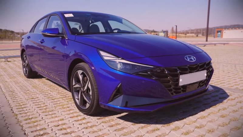 Hyundai Elantra 2021 синяя