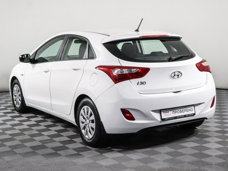 Hyundai i30 2 2011 белый фон