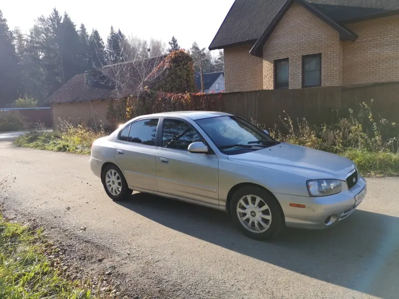 Toyota Corolla e120 седан сзади