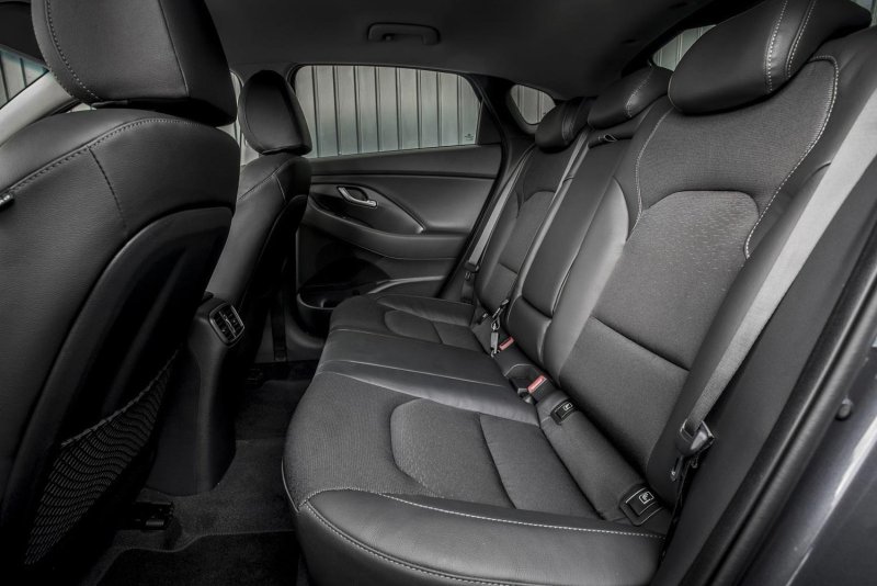 Hyundai i30 хэтчбек салон сзади 2010