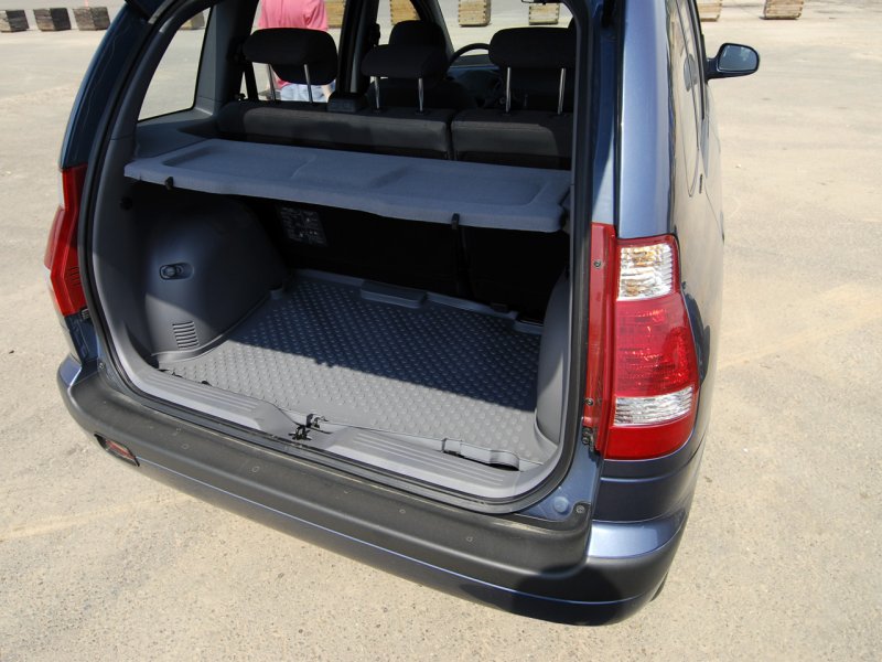 Toyota Corolla Spacio 2002 багажник