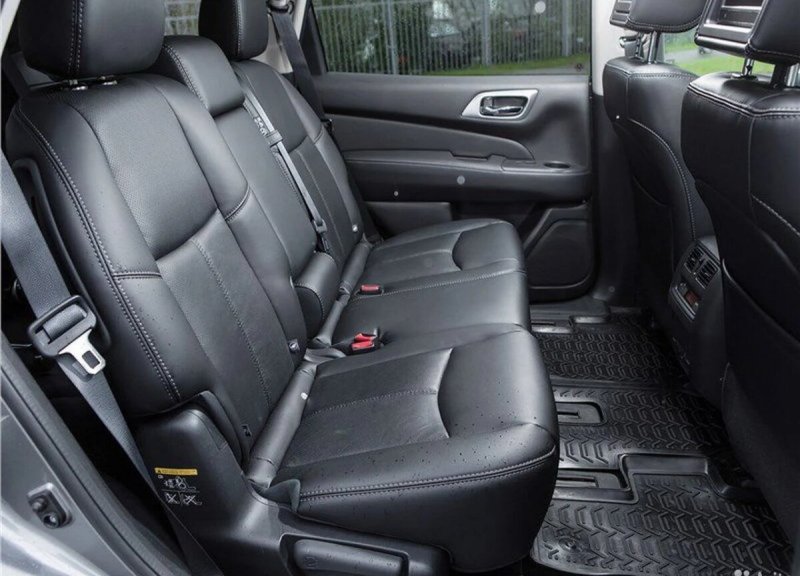 Nissan Pathfinder 2010 салон сзади