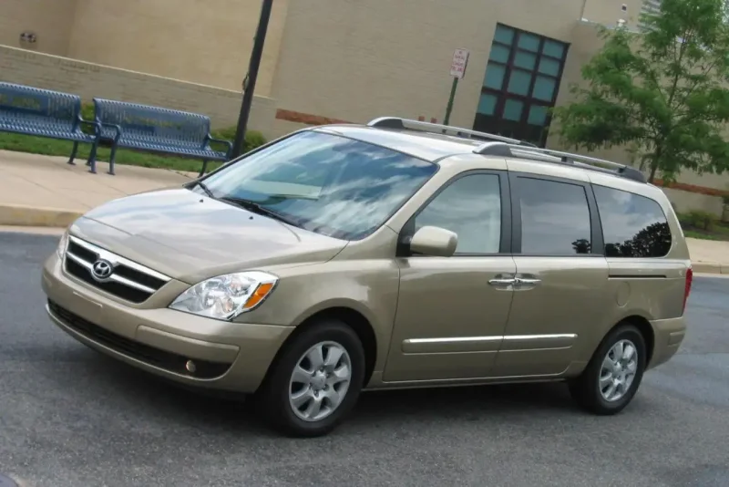Hyundai Entourage 2011 салон