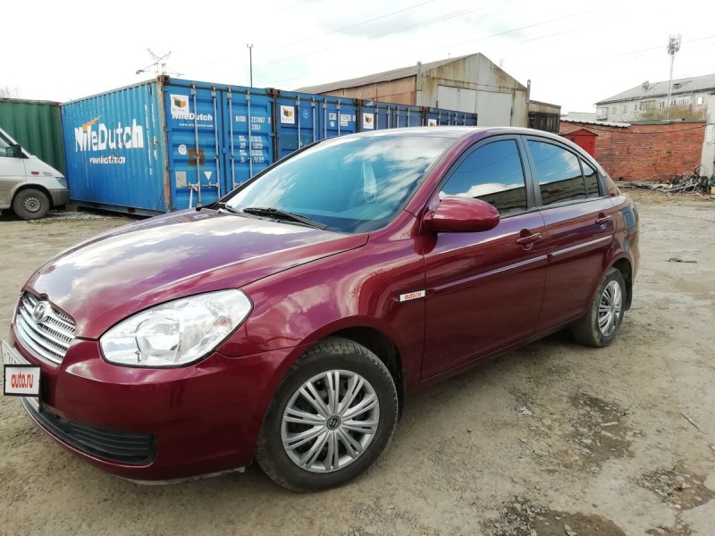 Hyundai Verna бордовый