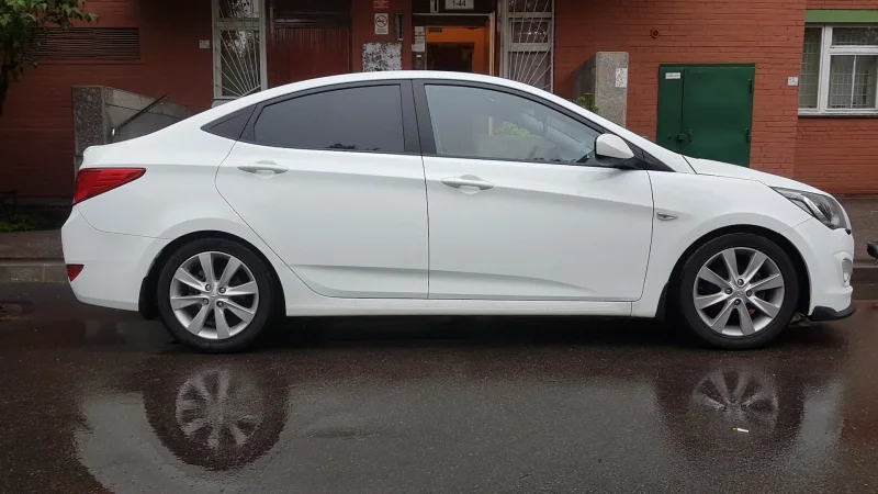 Hyundai Solaris 2015 сбоку