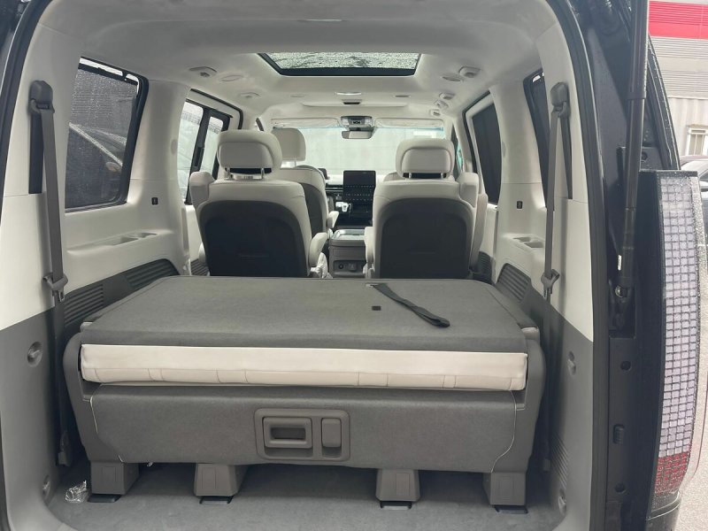 Столик для Hyundai Staria