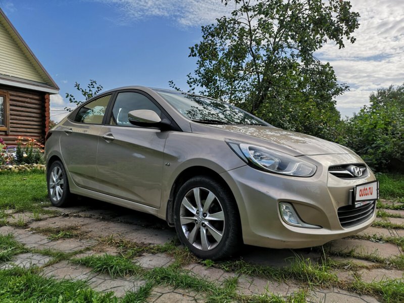Hyundai Solaris 2012 золотой
