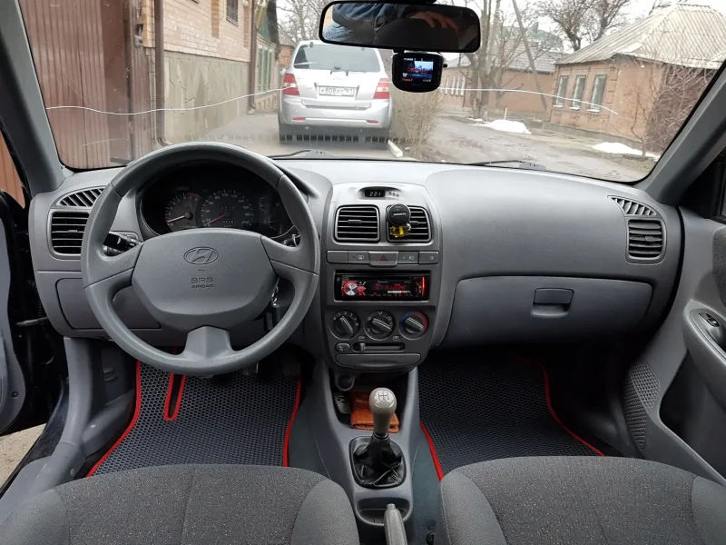 Hyundai Accent 2008 год салон