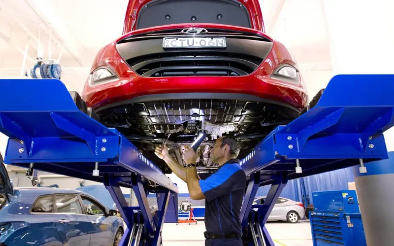 Hyundai Solaris на подъемнике