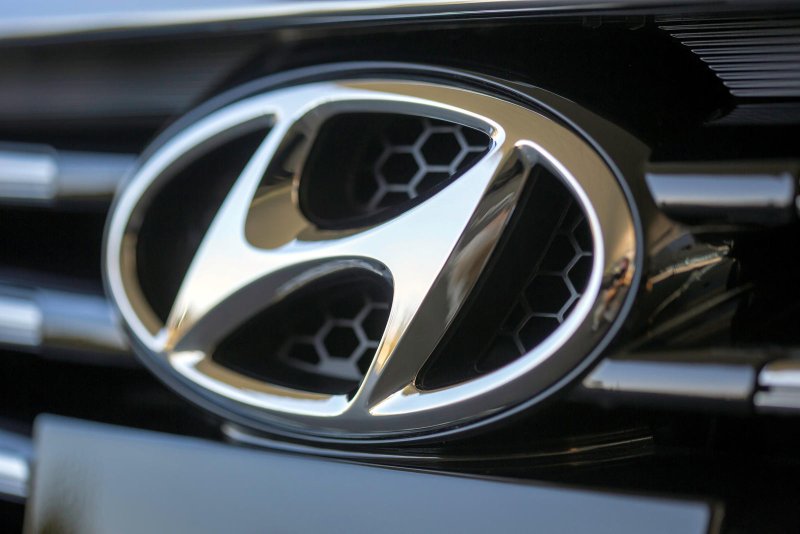 Hyundai логотип на авто
